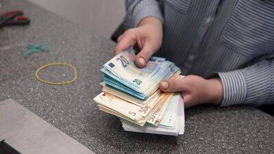 Физические лица купили в июле валюту на рекордные 237 млрд рублей - smartmoney.one - Россия