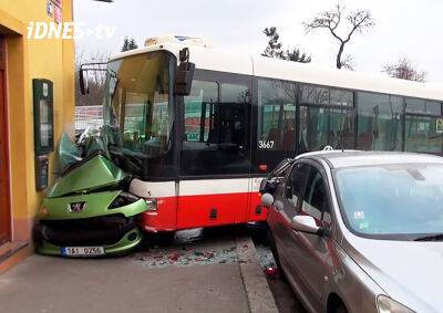 В Праге автобус смял легковушку: 7 пострадавших - vinegret.cz - Чехия - Прага