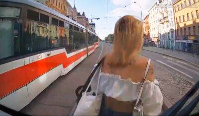 В Брно невнимательная девушка чудом не попала под трамвай: видео - vinegret.cz - Чехия - Брно