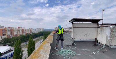 Для закрытия выбитых окон на Северной Салтовке задействовали альпинистов (видео) - objectiv.tv - Украина - Харьков