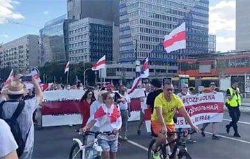 Янка Купала - Тысячи белорусов вышли на «Марш годнасці» в Варшаве - charter97.org - Белоруссия - Польша - Варшава