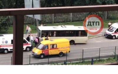В Киеве автобус въехал в столб: водитель потерял сознание - korrespondent - Украина - Киев - Кривой Рог - Севастополь