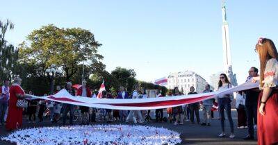 ФОТО. В Риге прошло шествие белорусской диаспоры в честь годовщины массовых протестов - rus.delfi.lv - Белоруссия - Рига - Латвия - Riga