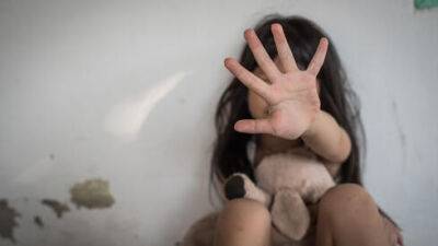 Обвинение: житель Ришон ле-Циона насиловал дочь с пятилетнего возраста - vesty.co.il - Израиль - Ришон